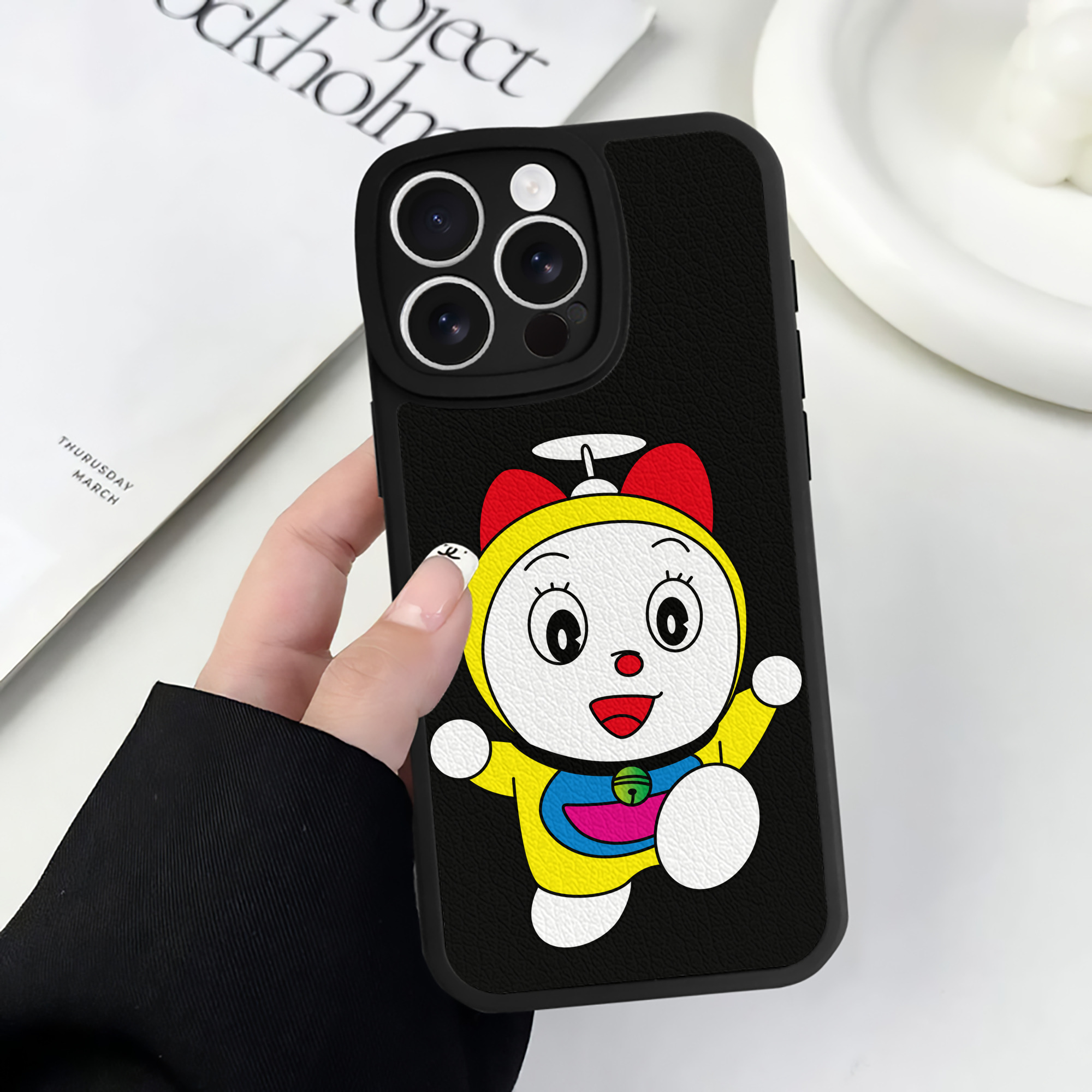 （画像用） ドラえもん ドラミ Doraemon Dorami 【iPhone 16シリーズ対応】シリコンスマホケース（レザー調） 材質：シリコン